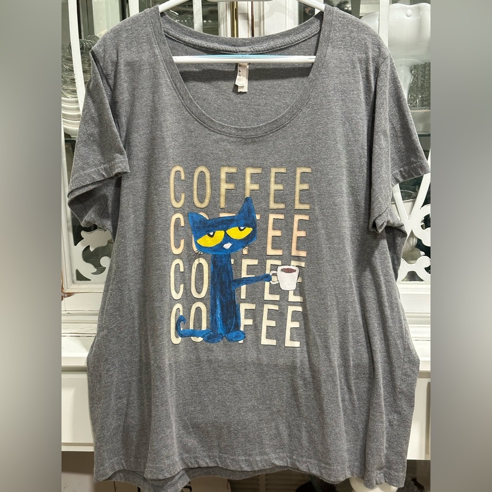 Live and Tell Apparel Gray size 2X Tee Pete the Cat enjoying his coffee.